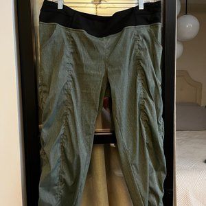 Lucy green capri joggers (POCKETS!)